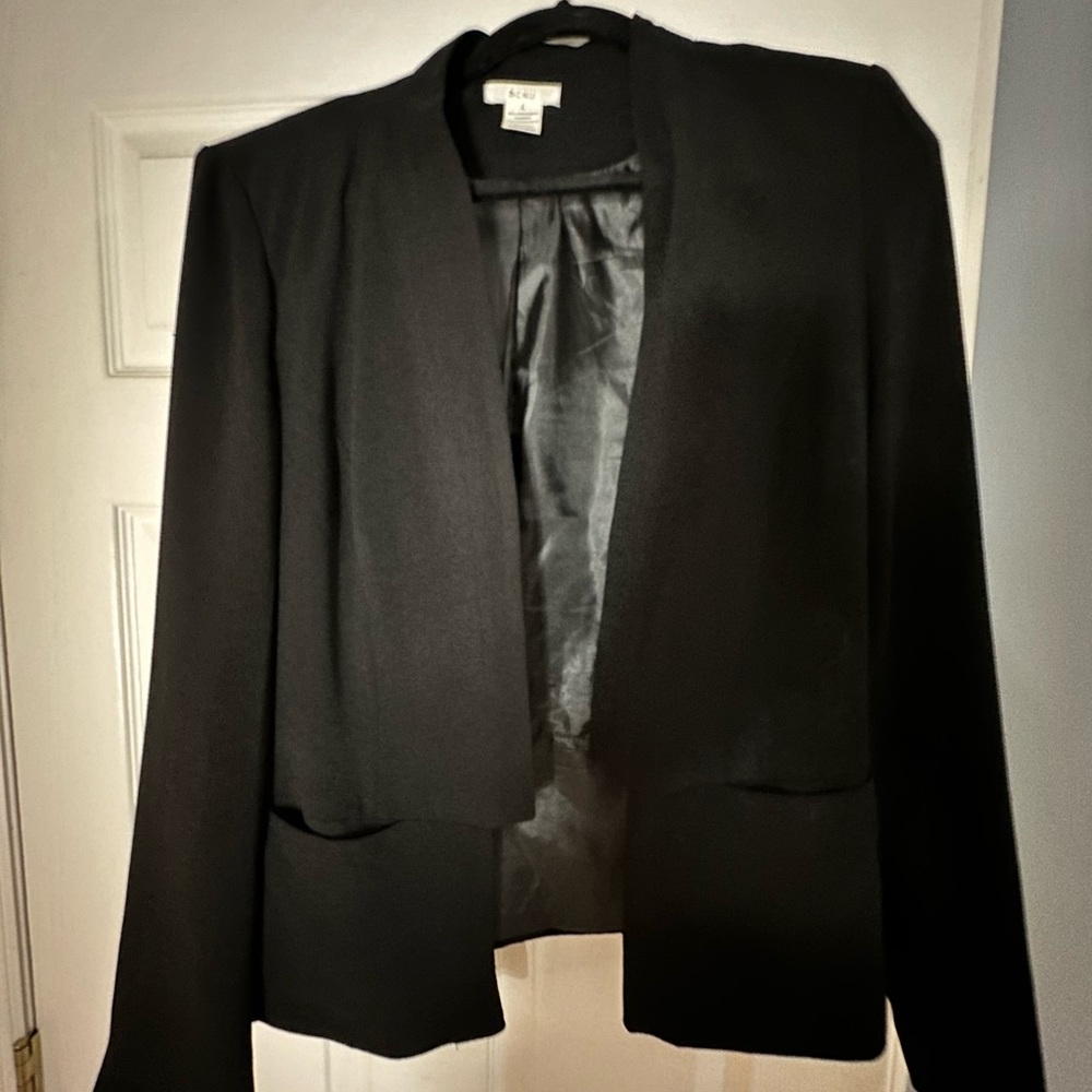Black open front crepe blazer.